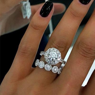 Huitan 2 Stück Mode Set Ringe für Damen Luxus Einlage Brillanter Zirkonia Hochzeit Verlobung Party Damenringe Schmuck