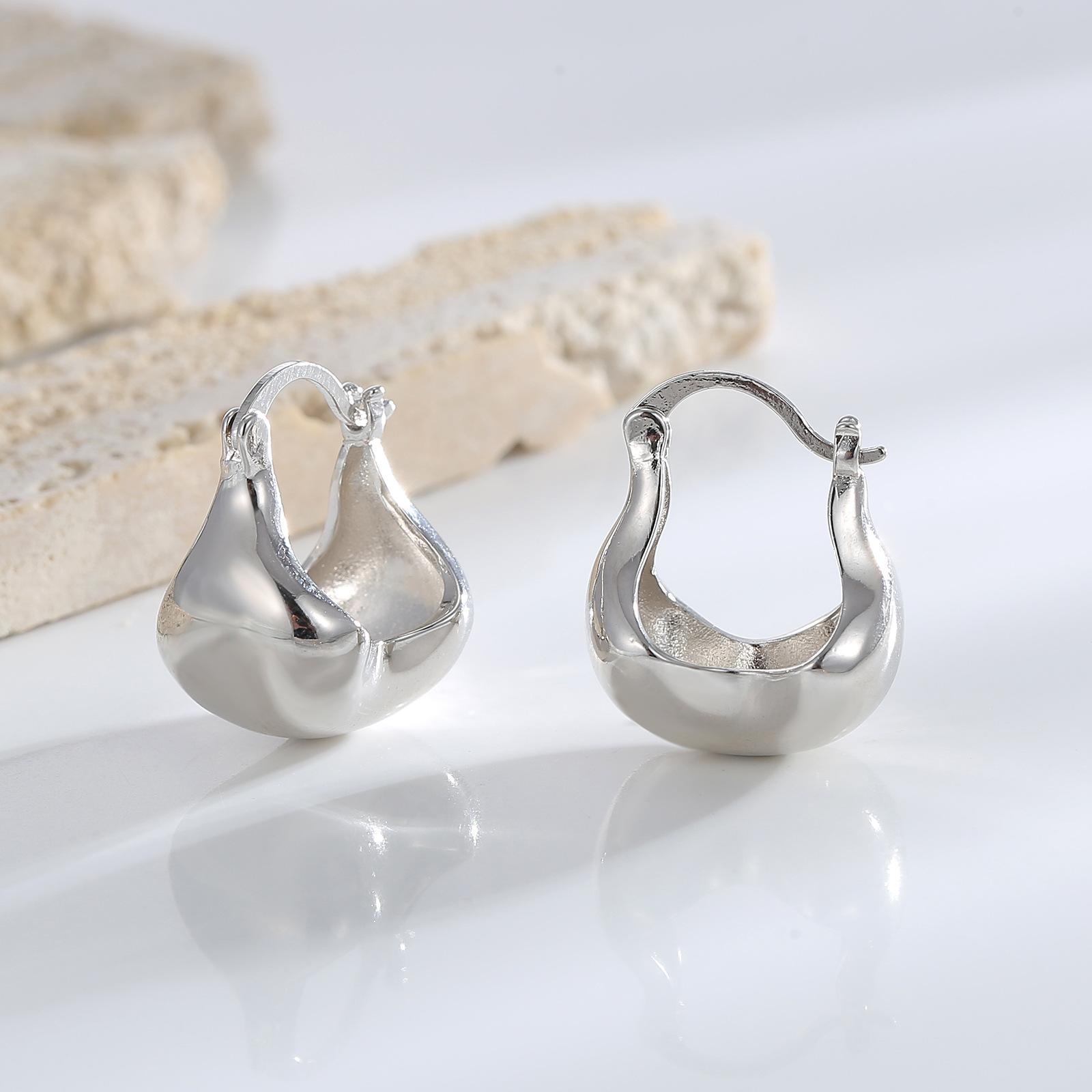 

New summer earrings light luxury high-end style personality niche design round earrings versatile