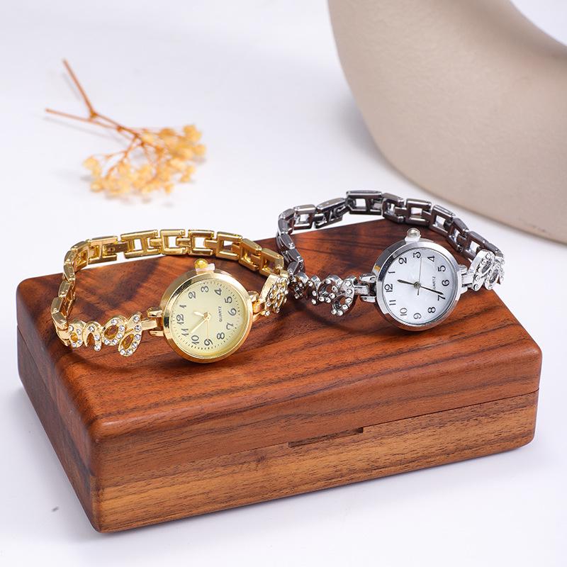 Nové dámské slitinové křemenné náramkové hodinky s náramkem s křídly z plných diamantů