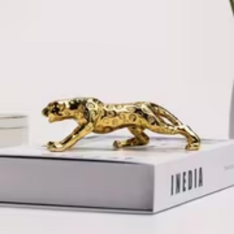 

A Decorative Piece of a Gold-Plated Leopard And Lion Suitable for The Bedroom Living Room Office And Entrance As Well As a High-End Car Ornament 1Pcs золотий