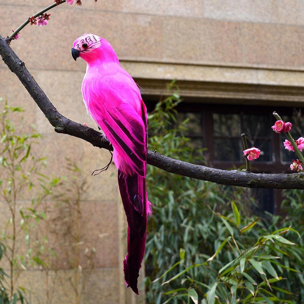 Neidische Porzellan-Papageienfigur mit Federn: Kleines Vogelmodell zur Dekoration für Haus und Garten