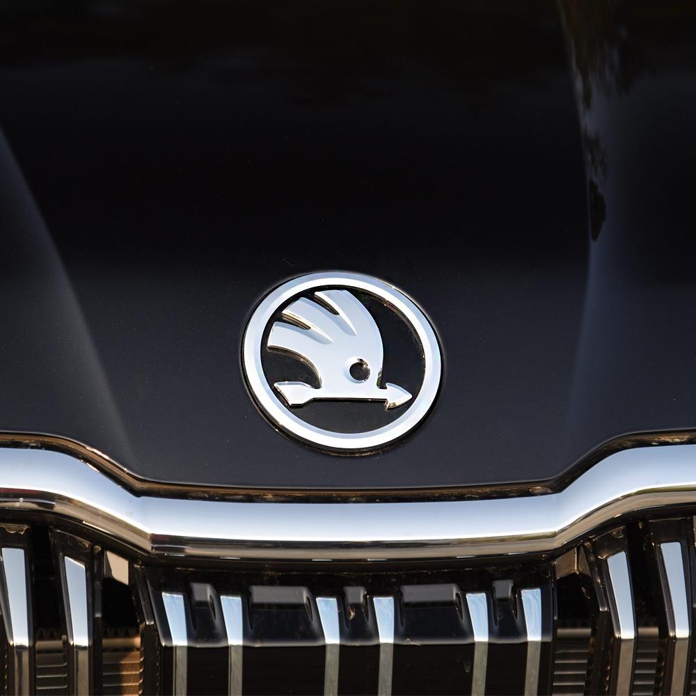 2026 Hot 2Pcs 80mm 90mm Emblem For Skoda Fabia 1 2 Octavia A7 RS Superb Rapid Yeti Karoq Vision Car Head Front Rear Boot Tailgat