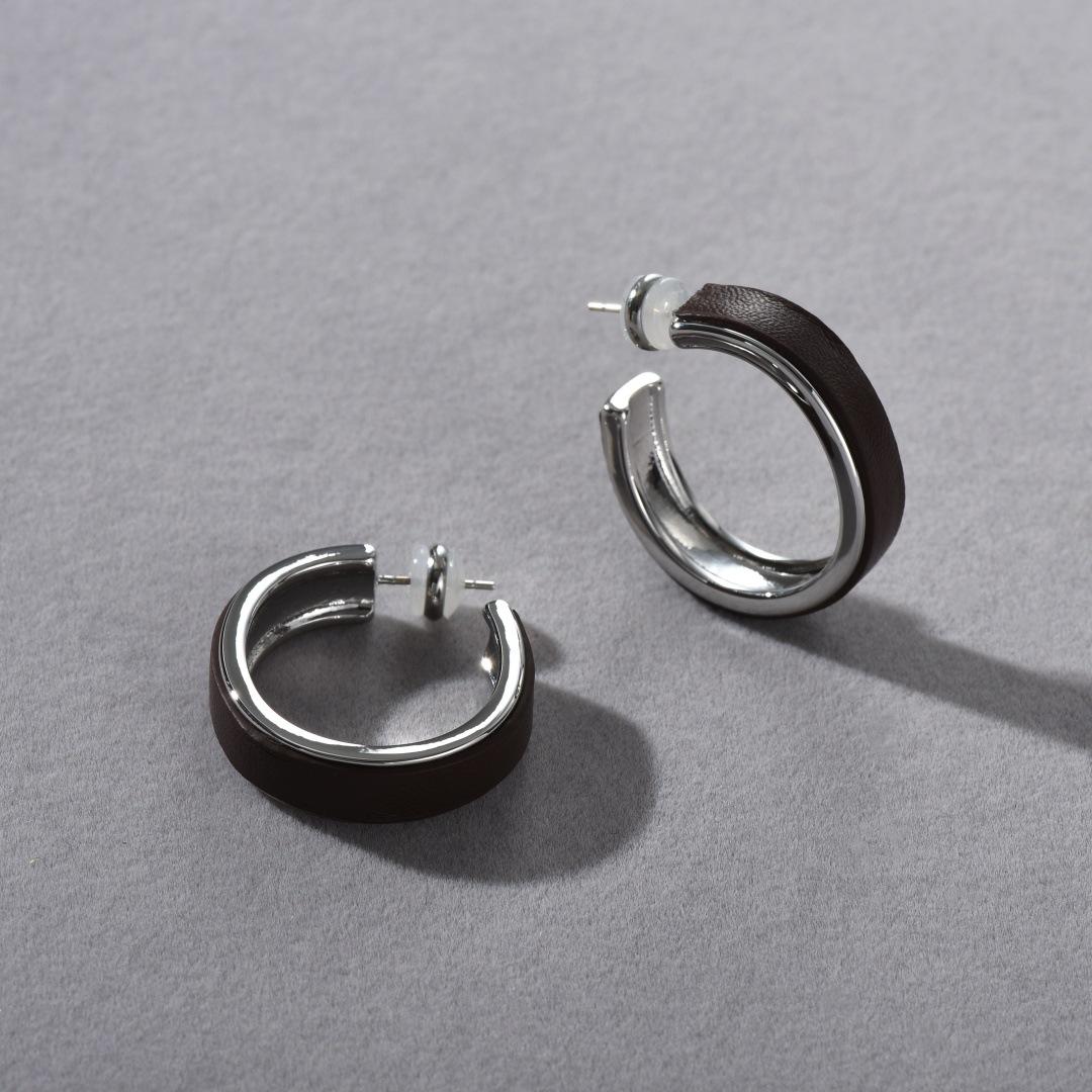 Нишевые Изысканные Ретро Посеребренные Платиной Вставки Кожаные Серьги-Гвоздики в Форме Буквы С S925 Серебряная Игла Серьги с Уникальной Индивидуальностью