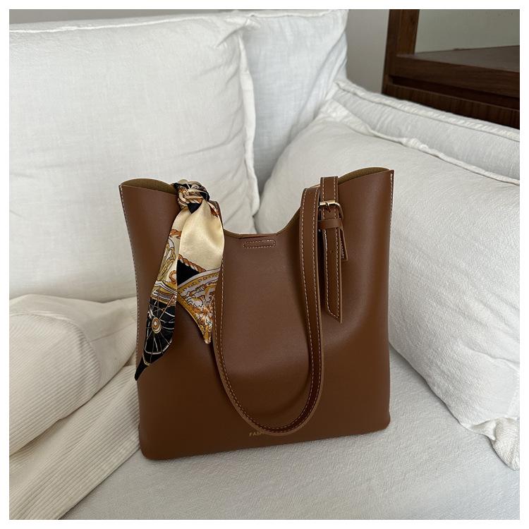 2025 Große Damen-Umhängetasche - Vielseitige, einfache Pendler-Tragetasche mit Schal