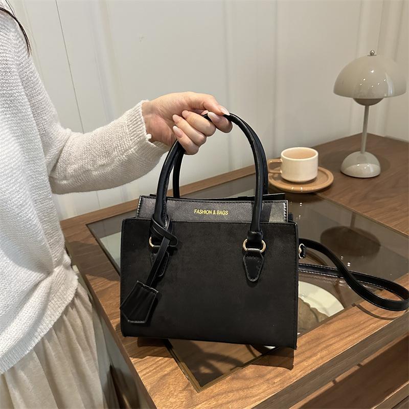 

Contrasting colors, fashionable and versatile, casual commuting small square bag, women s large-capacity niche design sense, advanced solid color mess чёрный