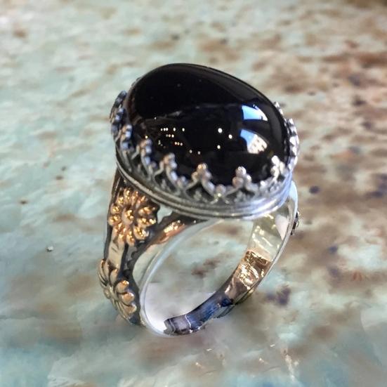 Breiter Unisex-Ring im geschnitzten Felsstil mit Blumenmuster und Schmuck mit künstlichem Edelstein