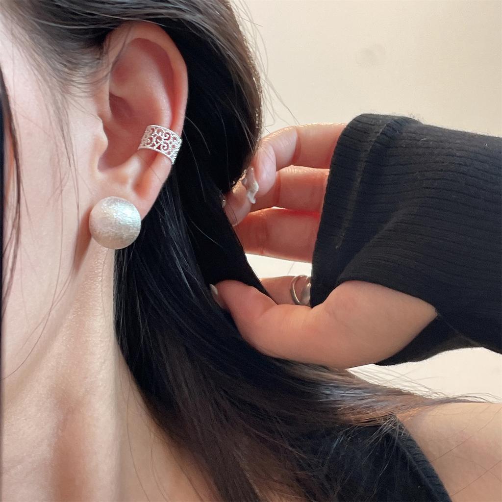 Hollow lace ear clips, no earrings, single female niche design, simple and cold wind earrings