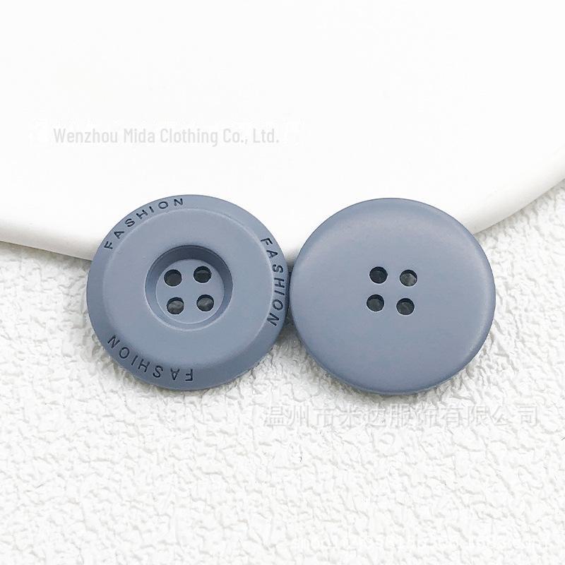 

Смоляные кнопки с краской-спрей: В наличии мужские и женские пальто, ветровки, цветные и свитера с 4-мя дырочками