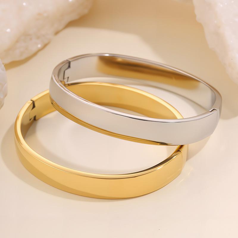 Hot-selling Simple Stainless Steel , Send Girlfriend Wide Version Smooth Titanium Steel Gold-plated European and American