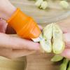 Ein Küchenwerkzeug zum Pflücken von Gemüse, Schälen von Knoblauch und Ernten von Pfefferkörnern, das so konzipiert ist, dass es auf Ihre Finger passt