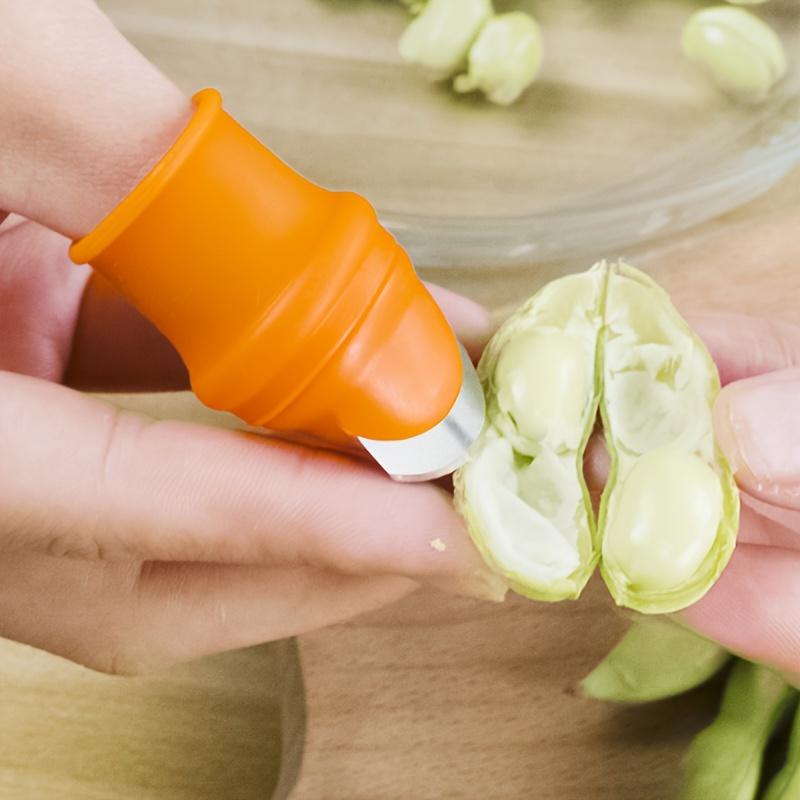 Ein Küchenwerkzeug zum Pflücken von Gemüse, Schälen von Knoblauch und Ernten von Pfefferkörnern, das so konzipiert ist, dass es auf Ihre Finger passt