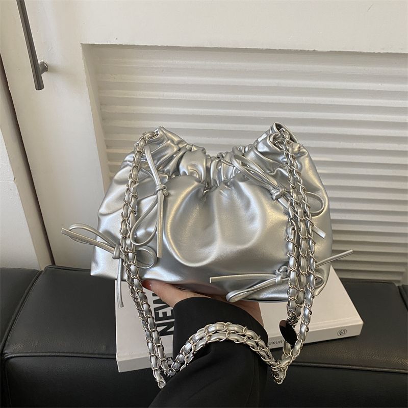 

Single shoulder small bag women s 2025 new fashion bow chain bag foreign style versatile garbage bag diagonal cross armpit bag серебряный