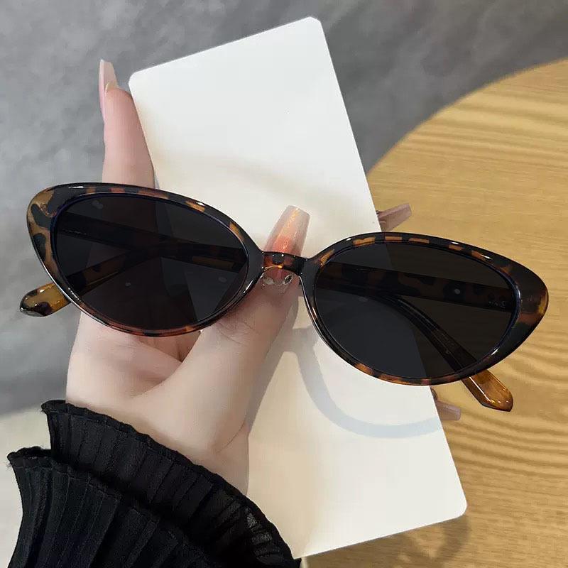 Sophisticated Women's Fashion Cat-eye Myopia Glasses with American Retro Style and Ladylike Look Sunglasses Street Photography