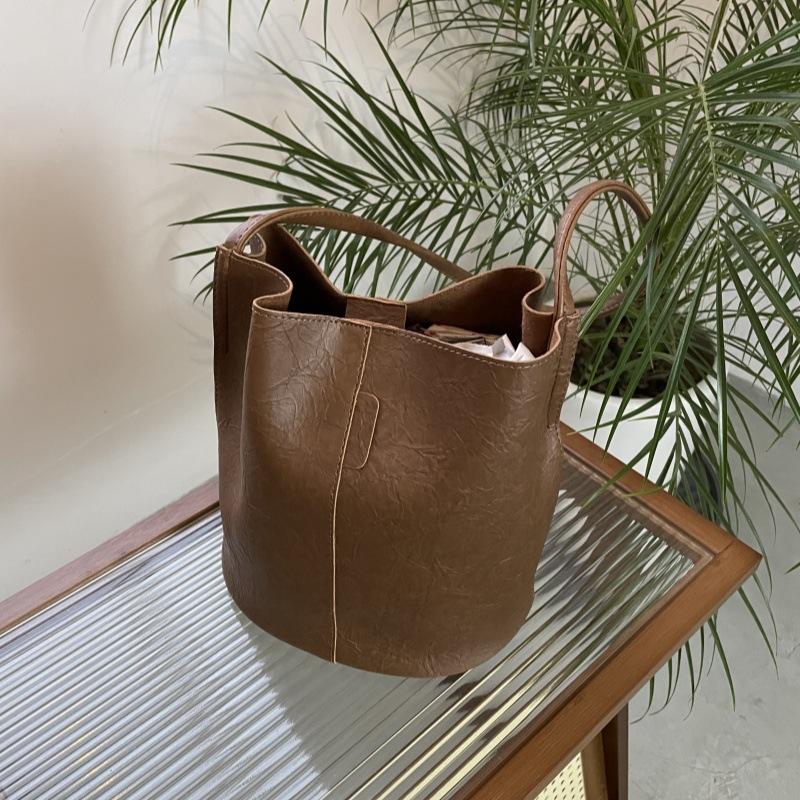 Old large-capacity retro bucket bag female student 2025 new Korean version of fashion trend versatile shoulder messenger bag
