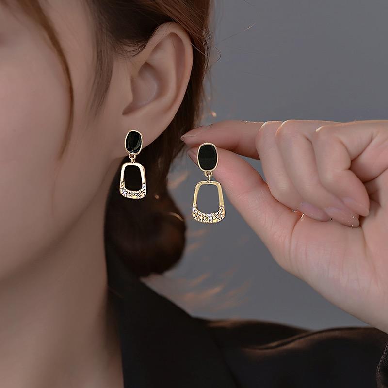 2023 New Fashion Trend Unique Design Elegant Delicate Geometric Zircon Square Earrings Women Zircon Party Gifts Wholesale