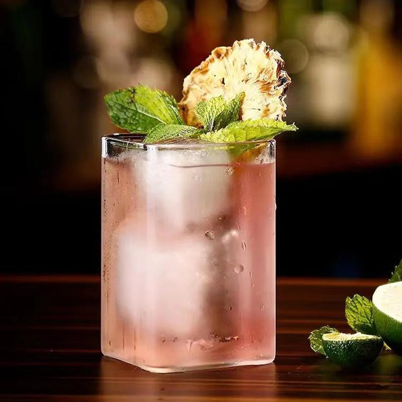 Cană pătrată din sticlă transparentă cu băutură rece, cu gheață, apă, lapte, ceai, ceai de băut, pahar de vin, ceașcă de cafea, restaurant, bar acasă