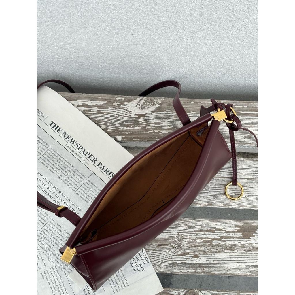 2025 neue Sommer- und Herbst-Clip-Tasche Französische Nischen-Leder-Schulter-Unterarmtasche Leder Retro-Mode Baguette-Tasche Damen