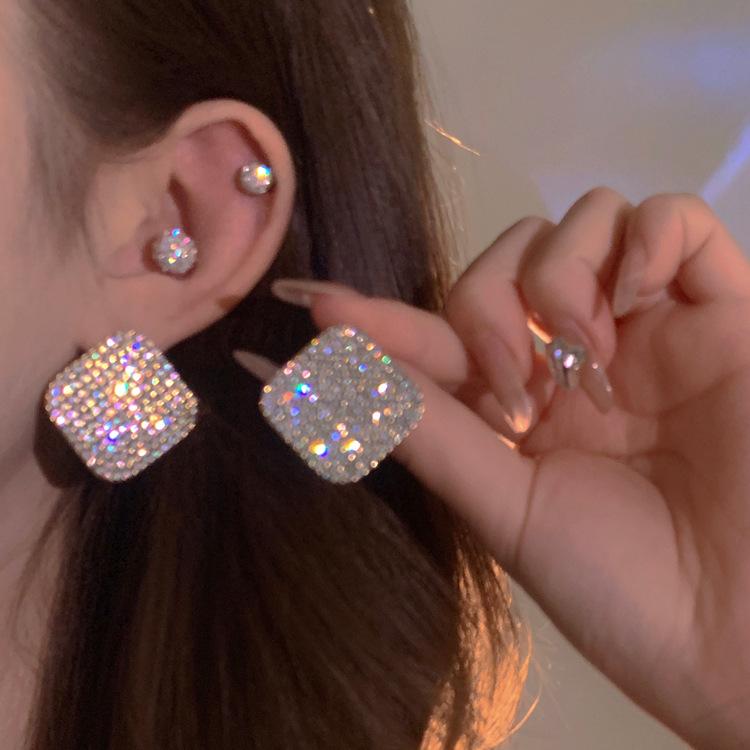 

Роскошные новые модные женские серьги овальной формы с бриллиантами и холодным ветром