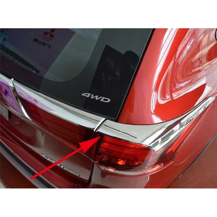Хромированная накладка-«бровь» на задний фонарь для Mitsubishi Outlander 16-20