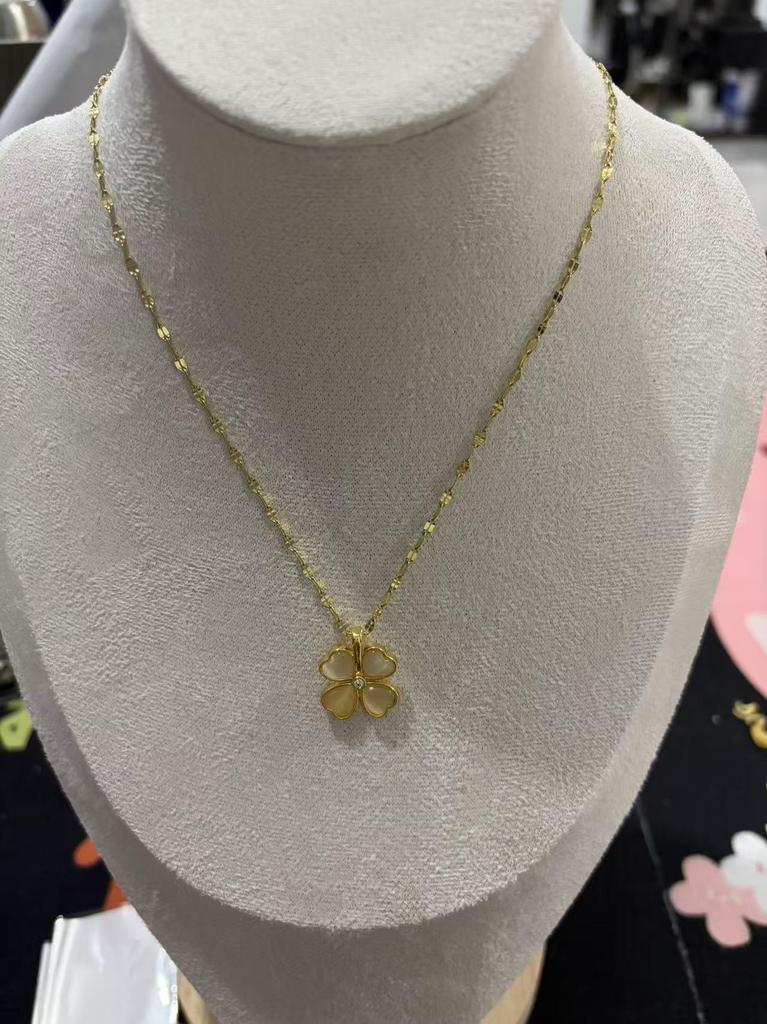 Women's Light Luxury Titanium Steel Four-Leaf Clover Necklace with Cat's Eye Pendant