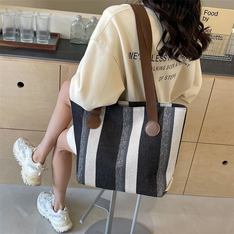 Холщовая большая сумка в контрастную полоску Женская сумка на плечо под мышками бежевый — фото 5