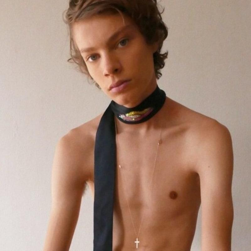 

LYELL SEQUIN CLOUD SCARF IN SILK FREE