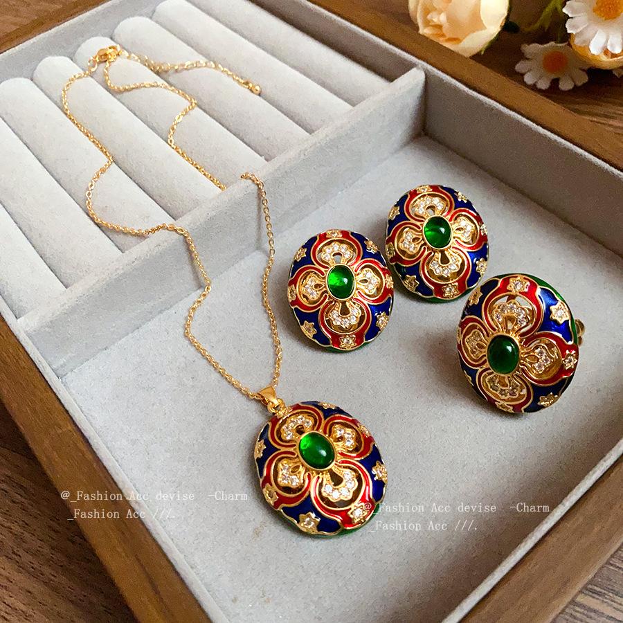 K Real Gold Electroplated Zircon Color Geometric Pendant Necklace Retro Court Style Collarbone Chain Premium Sense Necklace Jewelry Women