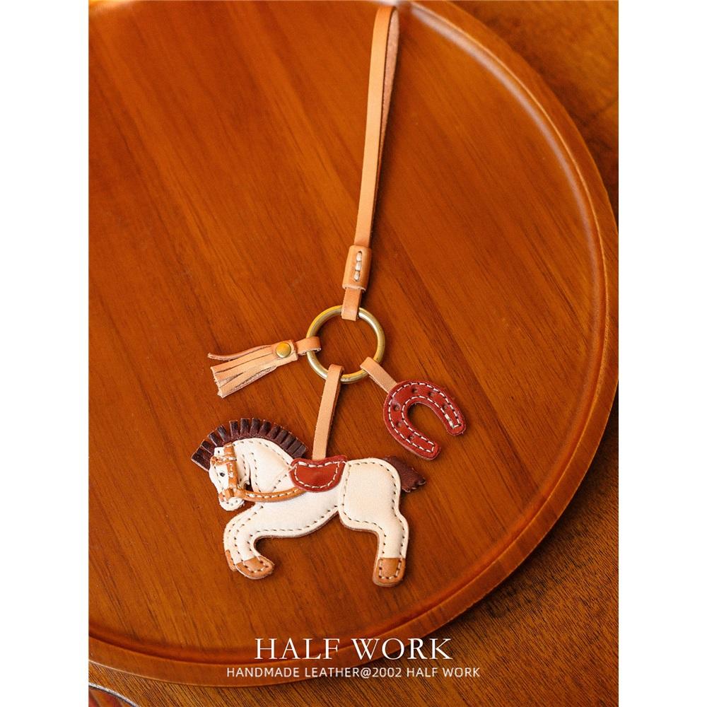 

Маленький кулон-брелок в виде пони из натуральной кожи, винтажный, ручной работы, для украшения белый