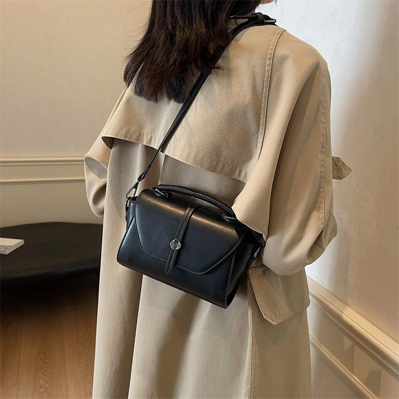 Wholesale retro bag women 2025 new high-end texture messenger bag fashion commuter portable small square bag