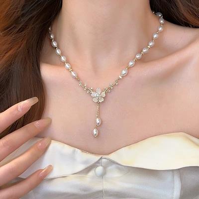 One Faux Pearl Flower Pendant Necklace for Women, an Elegant and Uniquely Designed, Subtly Luxurious Clavicle Chain, Suitable for Everyday Wear.