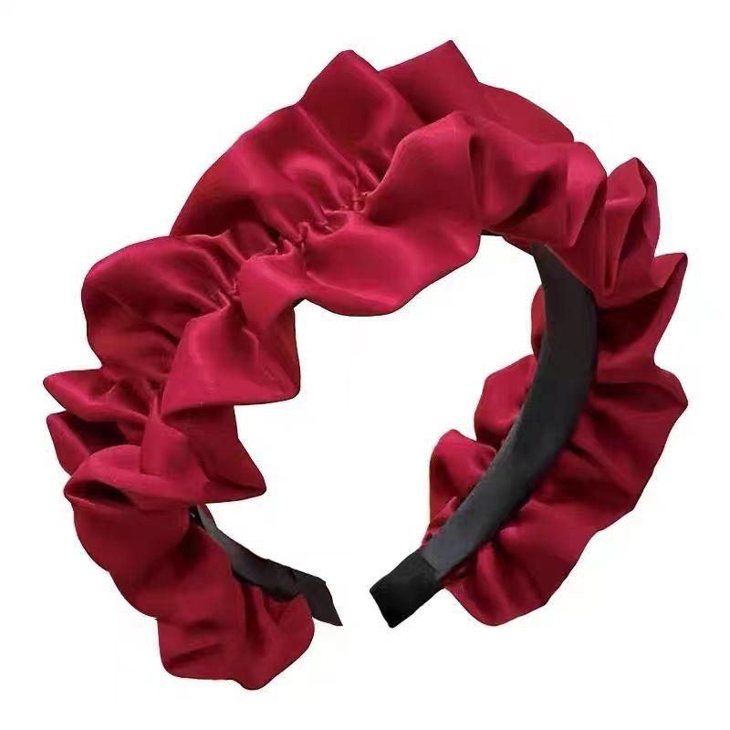 Retro Scrunchie Stirnband mit hoher Krone: Aufwerten mit einem plissierten Holzohr mit breiter Krempe für einen schlankeren Look und verbesserte Höhe.