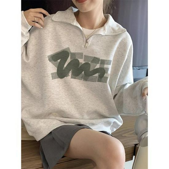 

Женский свитшот с поло-воротником на молнии до середины, со спущенным плечом - издание весна/осень 2025 M