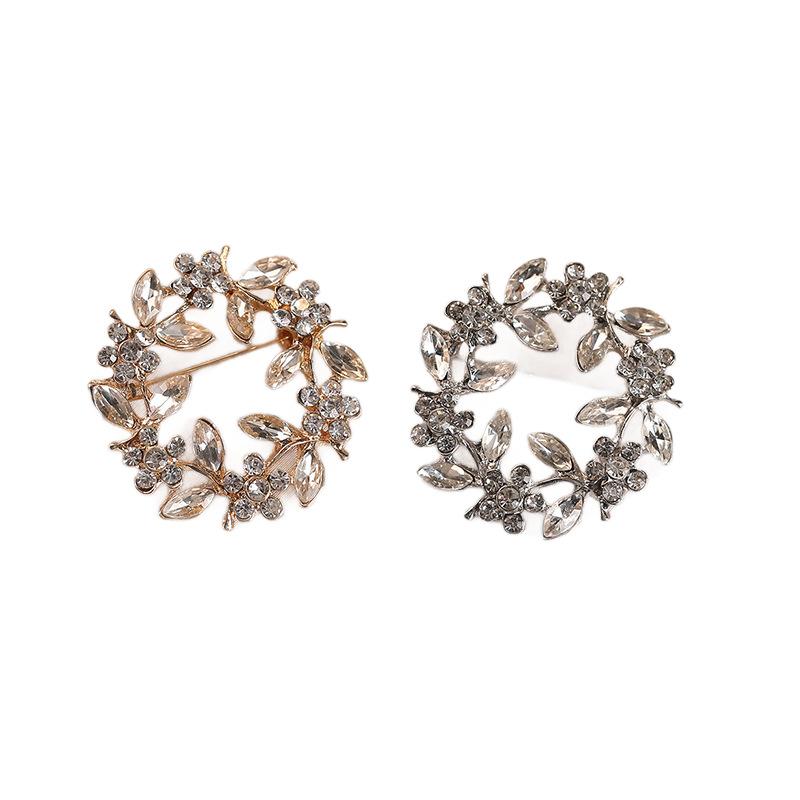 A Light Luxury and High-end Crystal Wreath Brooch, A Fashionable Pin, and An Elegant and Refined Brooch