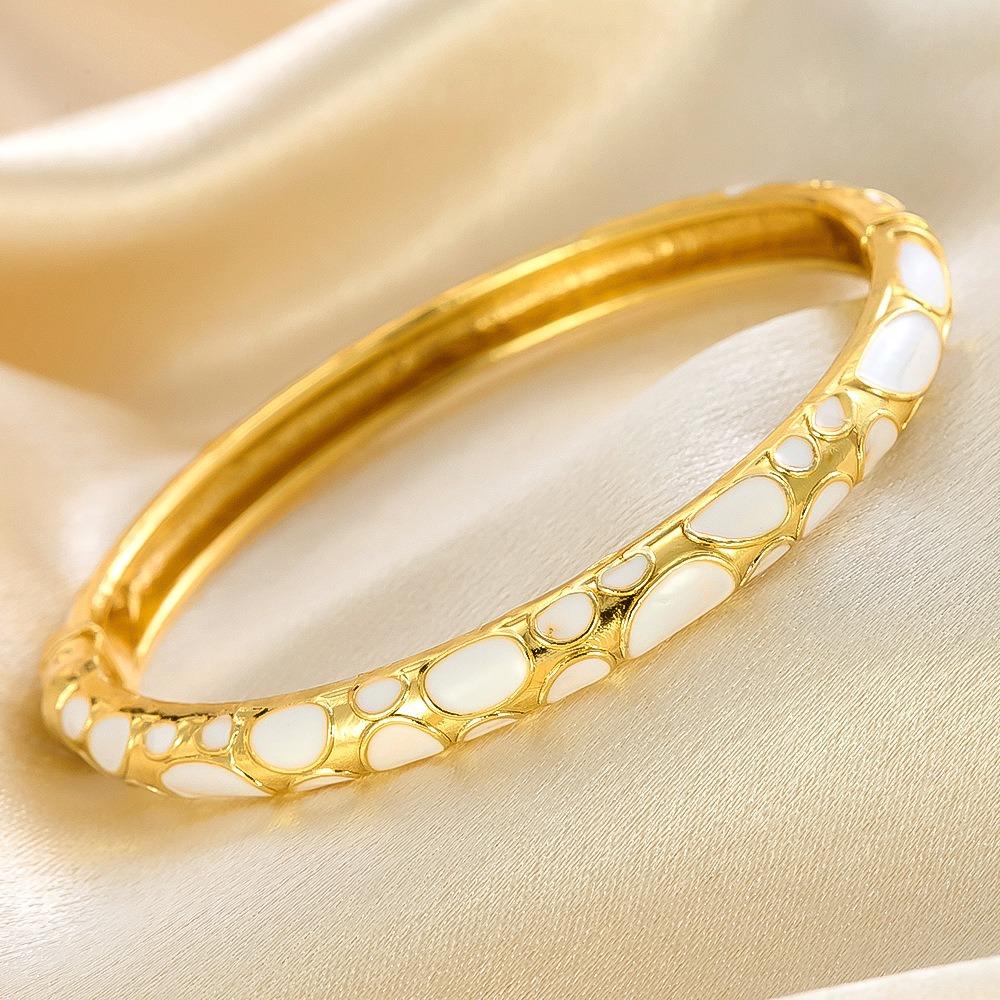 Fashion Enamel Dropped Glaze Flower Texture Closed End Bracelet For Women Retro Gold Copper Metal Bracelet Party Jewelry Gifts
