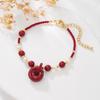 Neuer chinesischer Stil Naturstein- & Süßwasserperlenarmband mit Zinnober-Friedensschnalle und rotem Band.