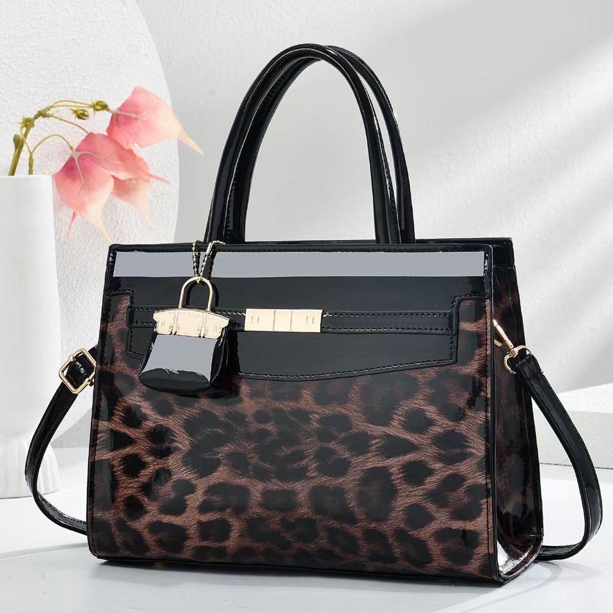 

Новая сумка с леопардовым принтом, высокого уровня внешнего вида, усовершенствованная дизайнерская сумка-пэчворк с большой вместимостью через плечо .