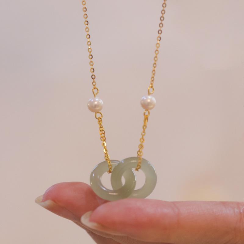 

Хетянский нефрит Двойное кольцо Ключичное ожерелье с предохранительной застежкой и изумрудной подвеской для женщин.