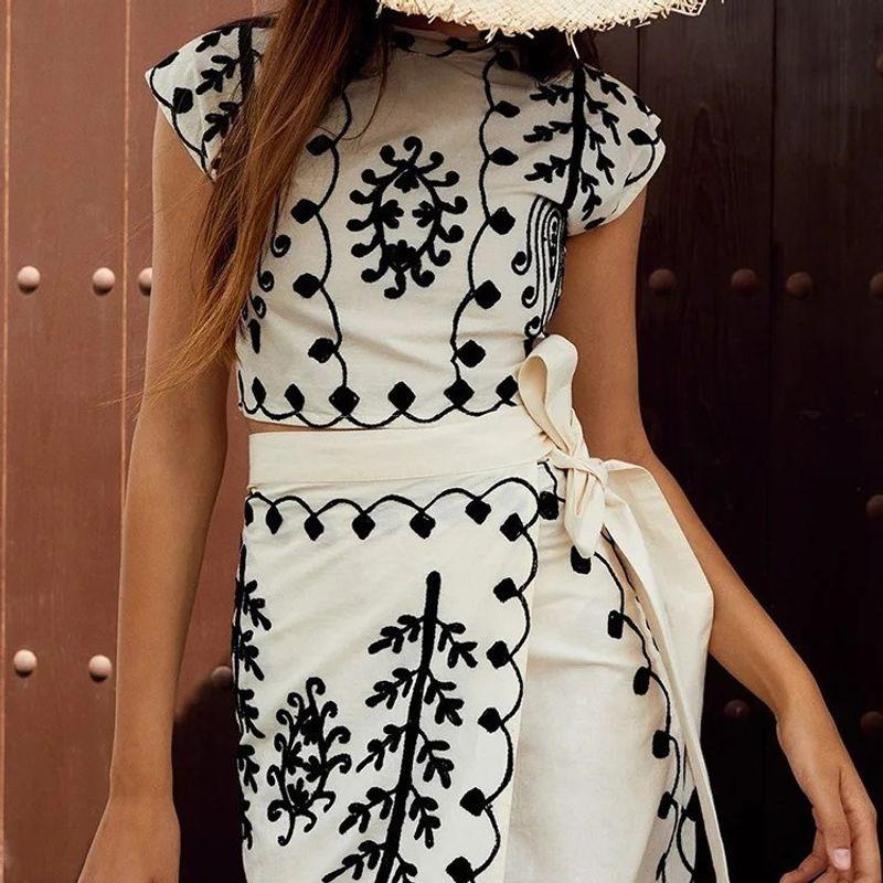 

Лето 2024 Универсальная европейско-американская мода Цветочный принт Короткие топы на шнуровке А-силуэт Юбка в стиле отпуска Элегантный костюм Юбка White XL