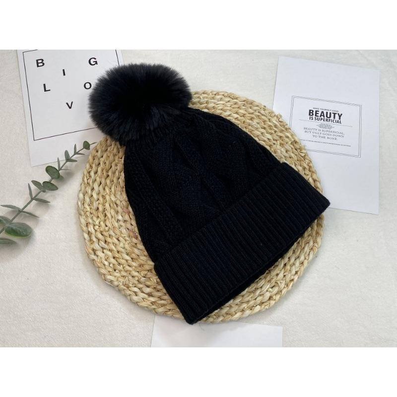 A Warm Knitted Hat Suitable for Both Men  Women In Autumn Winter