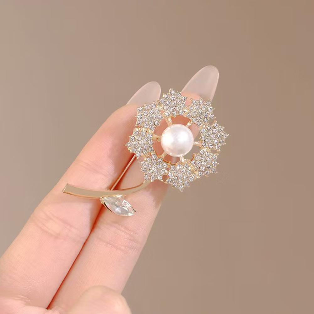 1pc Exquisite Style Gold Imitation Pearl Diamond Flower Shaped Brooch Lights Up Exquisite And Elegant Clothing Fashion Styling