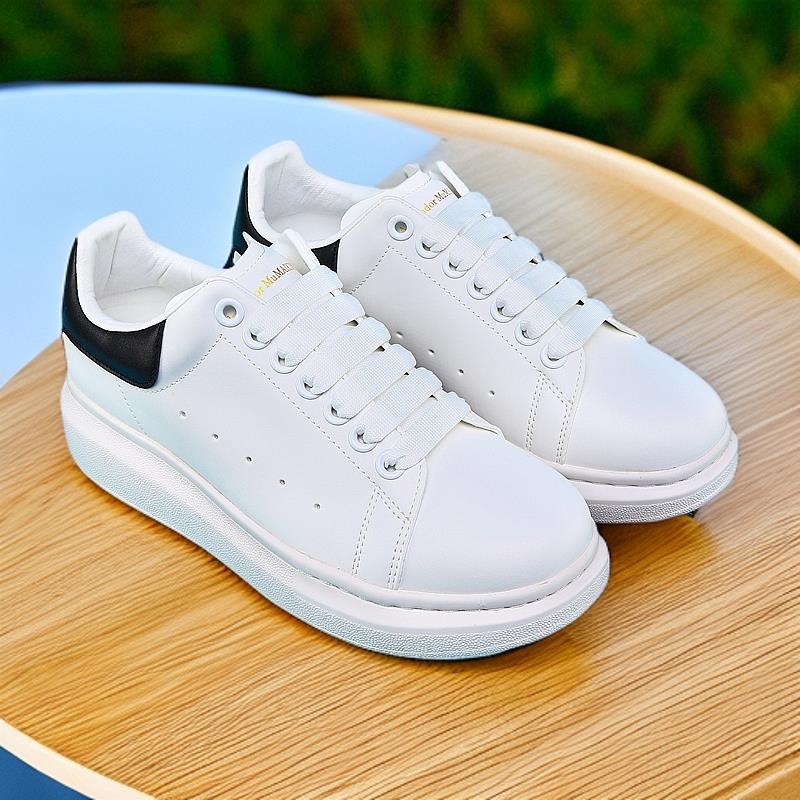 Fashionable and comfortable best-selling versatile fashion sports shoes with soft sole height-enhancing casual.