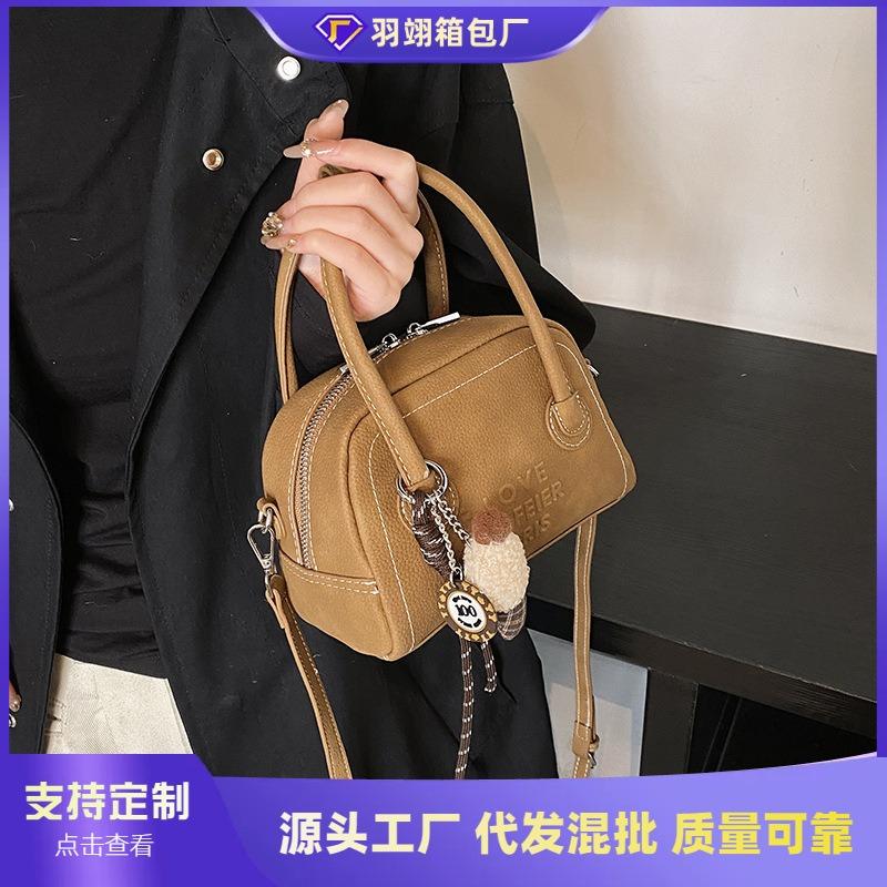Small bag women's autumn and winter new versatile shoulder messenger bag fashionable and popular portable pillow bag