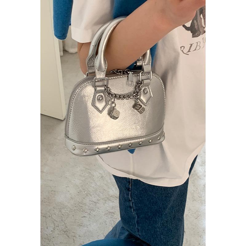 

Niche design high-end handbag small bag 2025 new champagne gold shell bag fashion shoulder oblique span bag серебряный