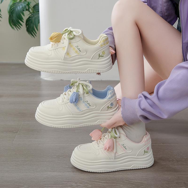 2025 new thick-soled heightened Korean version of niche student casual board shoes, white shoes, soft soles are not tired women's shoes
