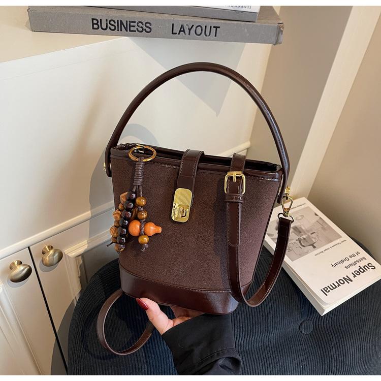 This year, the popular small bag women's bag 2025 new autumn and winter messenger bag premium matte retro portable bucket bag