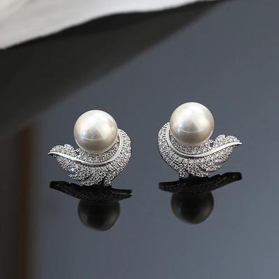 Boucles d'oreilles Puce Huitan Design Plume Perle de Culture Blanche/Noire pour Femmes Esthétiques Mariée Boucles d'Oreilles de Mariage Luxe Tendance