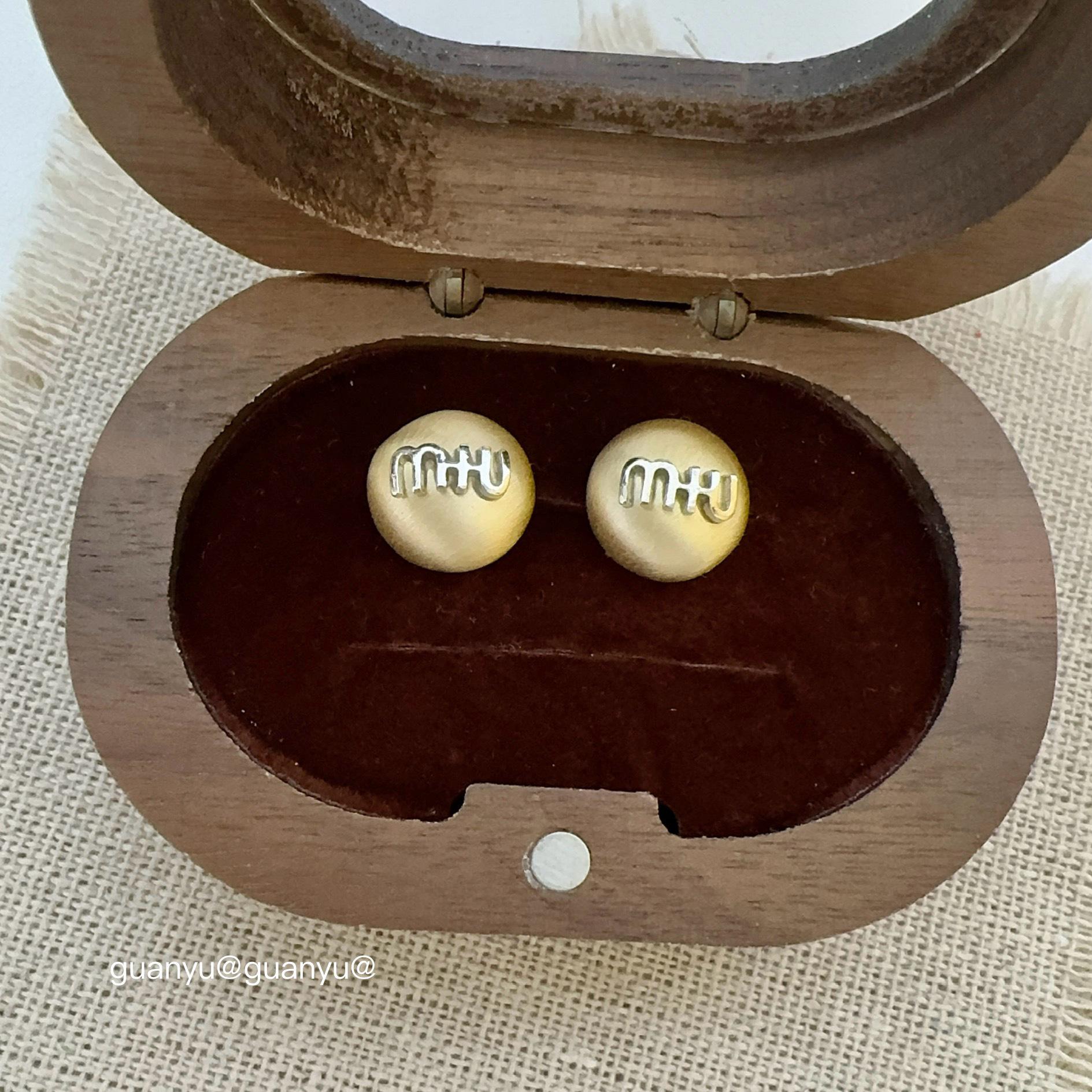 

Елегантні круглі сережки-цвяшки з матованого металу - Шикарний, універсальний та розкішний стиль для жінок.