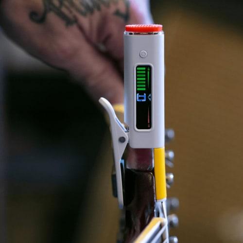 ¿Sintonizadora? Afinador de Guitarra de Clip ? ¡Rockea tus canciones con estilo! Perfecto para Guitarras Eléctricas, Acústicas y Bajos, Más Ukelele ? Recargable por USB C y Pr