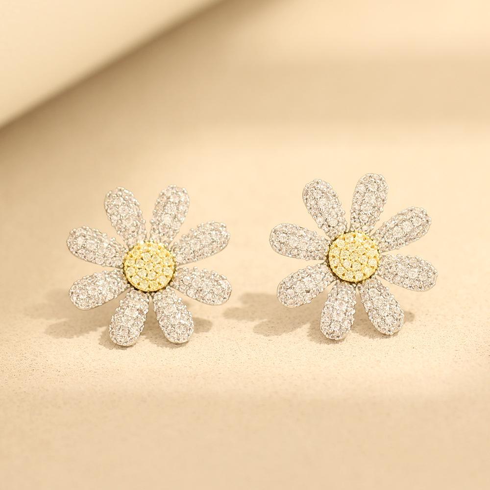 Korean star with the same stone-encrusted small daisy earrings for men and women with the same gold-plated silver needle flower stud earrings gift