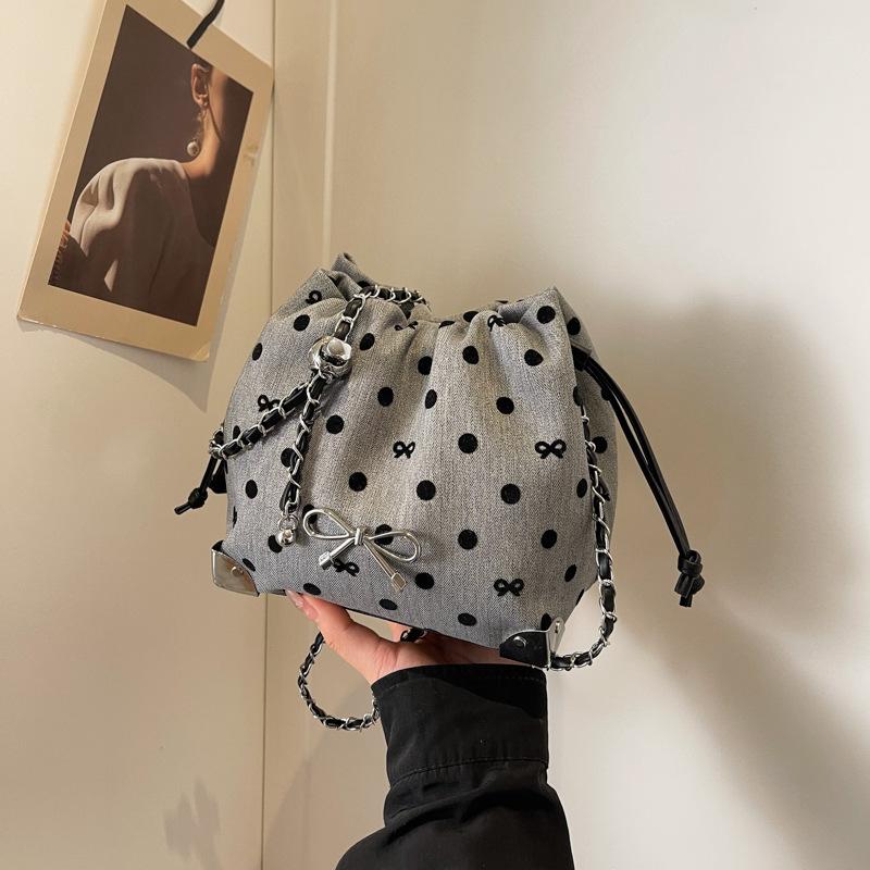 

Корейский нишевый дизайн, простая повседневная сумка через плечо для женщин 2024 года, новая вязаная сумка-ведро